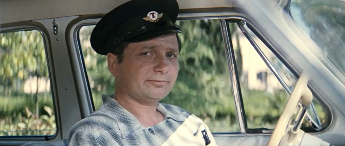 Кадр из кинофильма "Бриллиантовая рука", 1968 г., режиссер Леонид Гайдай, сценаристы Морис Слободской, Яков Костюковский, Леонид Гайдай, композитор Александр Зацепин (скриншот)