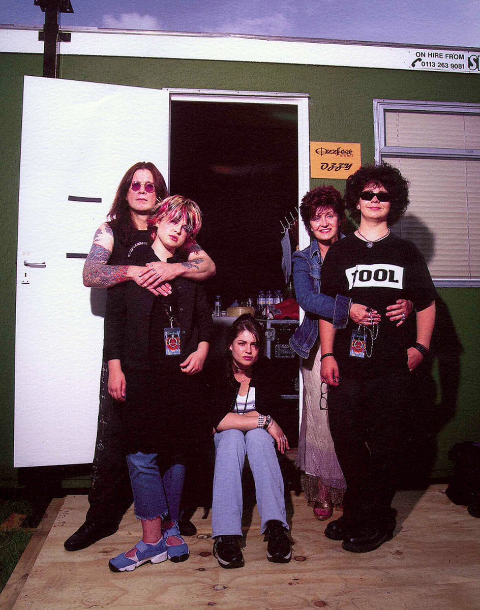 Оззи Осборн с дочерьми Келли (слева) и Эйми, Шэрон Осборн и сын Джек Осборн на съемках телешоу "Семейка Осборнов", 2001 год ©Global Look Press  📷