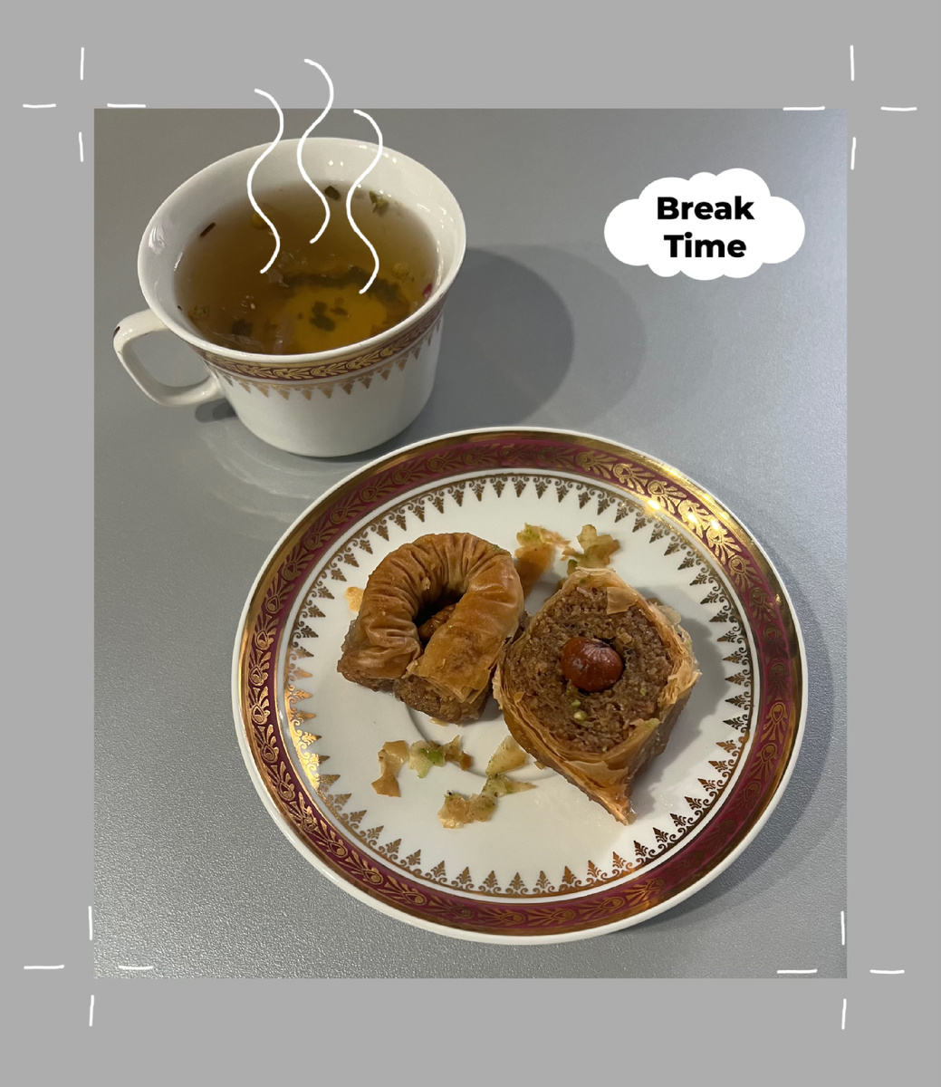 Травяной чай с пахлавой.