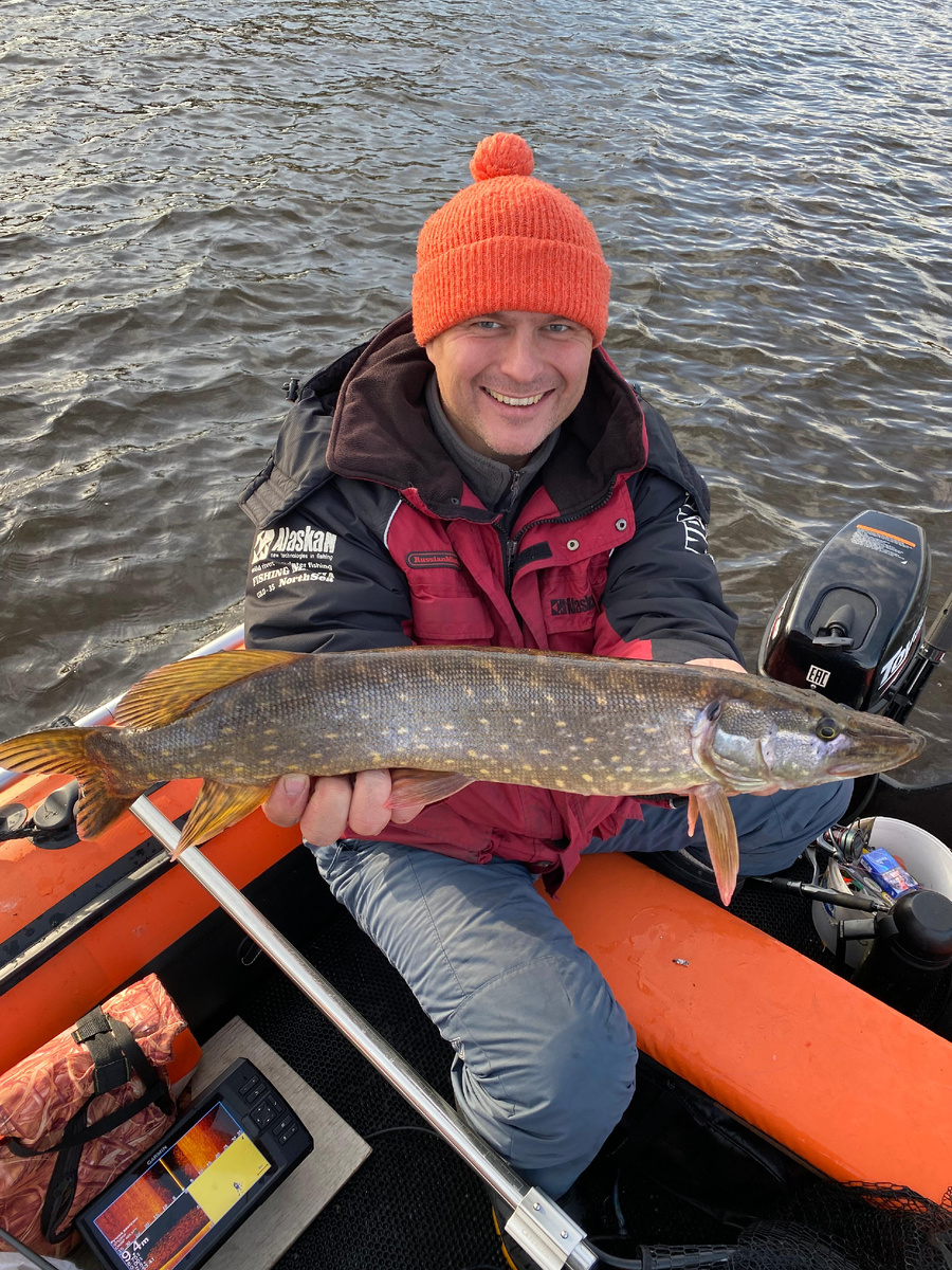 первая осенняя щука в лодке