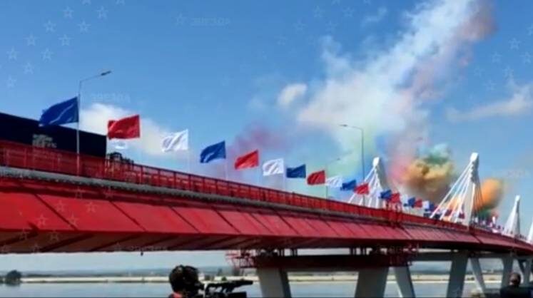    tvzvezda.ru Автомобильный мост между Благовещенском и китайским городом Хэйхэ был открыт в октябре 2022 года и стал первым автомобильным мостом, связывающим Россию и КНР.