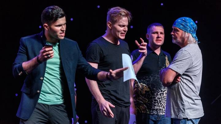  Продюсер Владимир Коробка (справа) во время кастинга «Новой Фабрики звезд» / Фото: Евгения Новоженина / РИА Новости