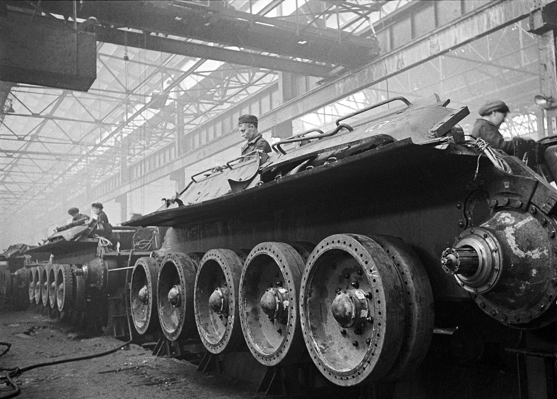 Конвейерная сборка танков Т-34 на Уральском танковом заводе номер 183 (сейчас «Уралвагонзавод») в Нижнем Тагиле. 