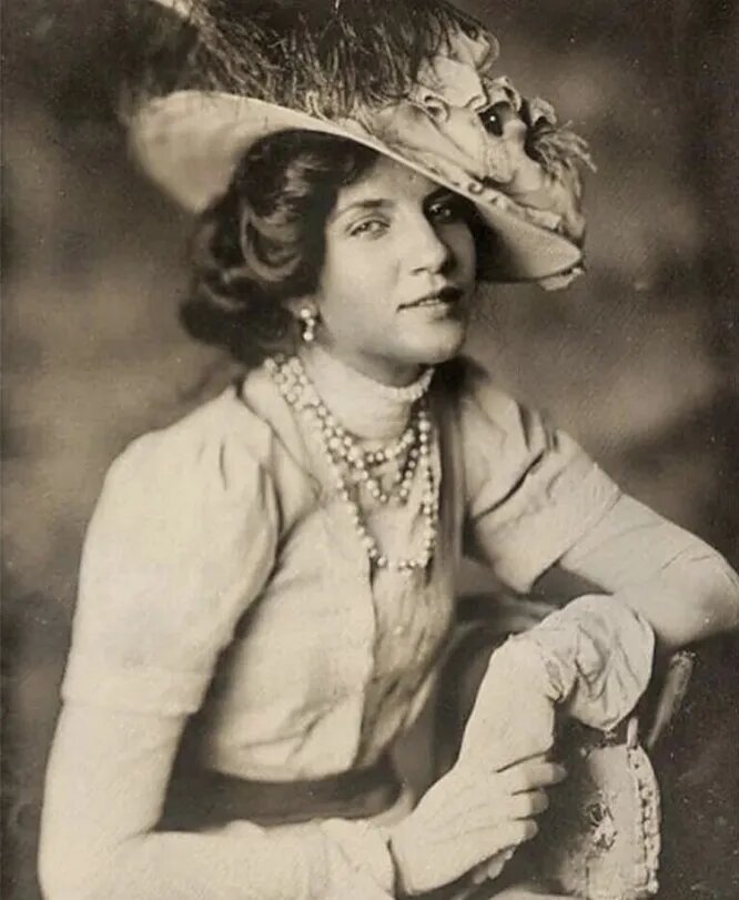 Мария Николаевна. Хотя, если честно, фото вызывает сомнения в принадлежности именно этой персоне