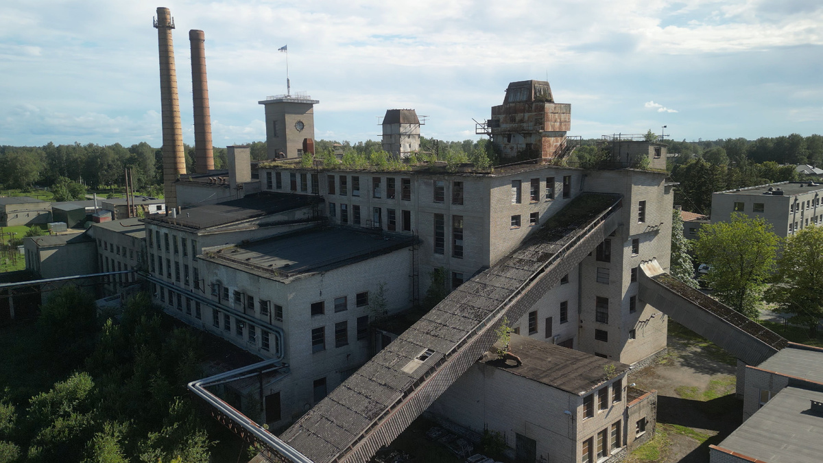 Вид на заднюю часть завода с дрона