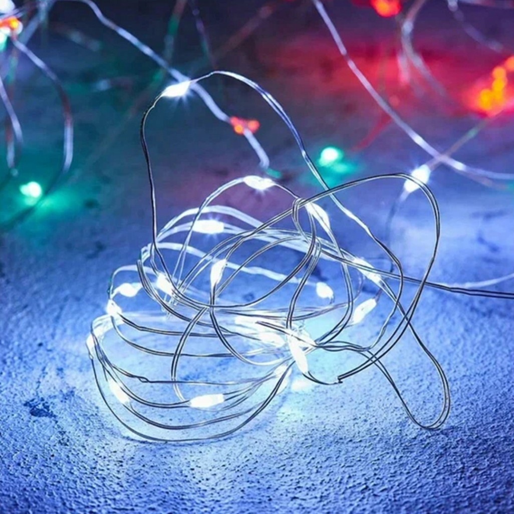 Гирлянда "Роса" — идеальное решение для украшения новогодней елки. Тысячи мелких огоньков, словно капли росы, переливаются и создают волшебную атмосферу. Благодаря гибкой проволоке, гирлянду легко фиксировать на ветвях, позволяя разместить её так, как вам хочется, и добавить особый уют в праздничный декор.