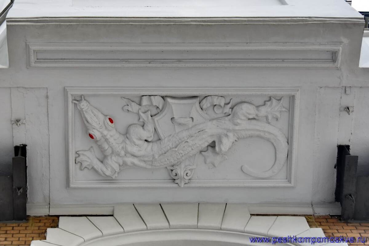 Та самая саламандра под балконом дома Страхового общества "Россия"