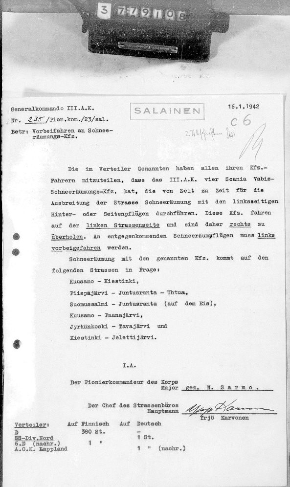 Довести до сведения всех водителей, что 3-й АК задействует четыре снегоочистительных автомобиля Scania-Vabis, которые периодически буду расчищать дороги левосторонними задними или боковыми отвалами. Эти автомобили будут двигаться по левой стороне дороги, поэтому обгонять их нужно справа. В случае движения снегоочистительных автомобилей навстречу, разъезжаться с ними следует слева. Эти автомобили будут расчищать следующие участки дорог: Куусамо-Кестеньга и пр.