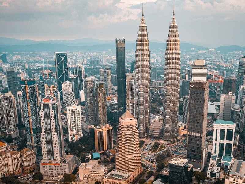 Кампус университета находится в пригороде Куала-Лумпур, столицы Малайзии.