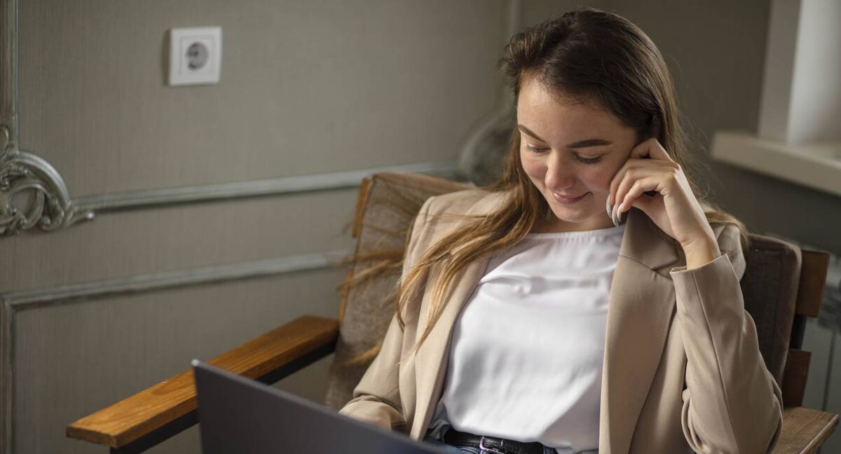 Читает интересную статью