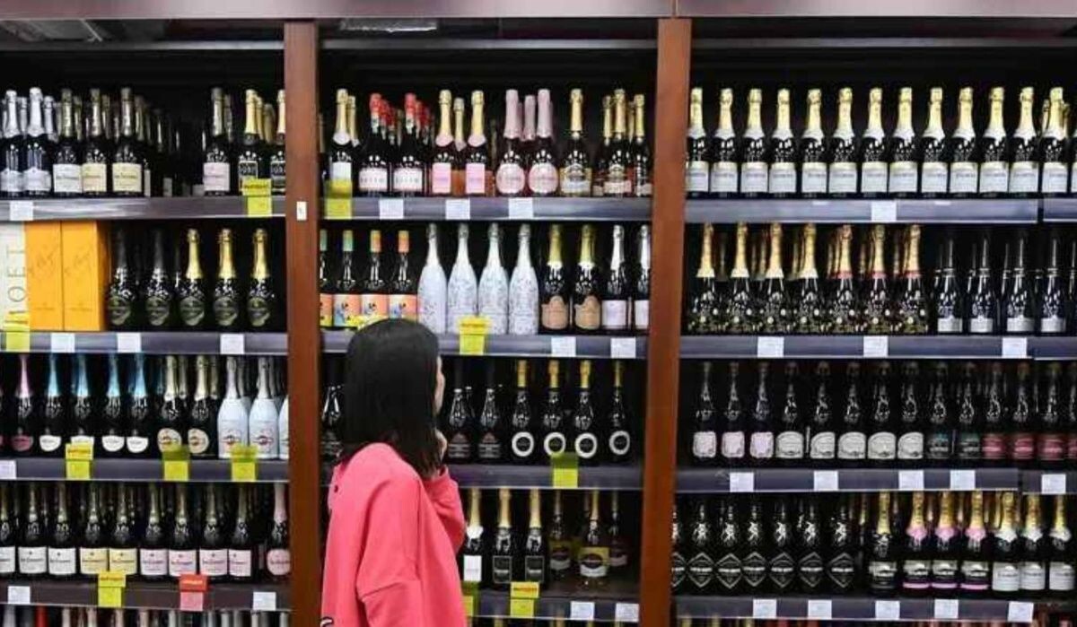     Женщина смотрит на полки с алкоголем. Источник: ria.ru Автор фото: Илья Наймушин