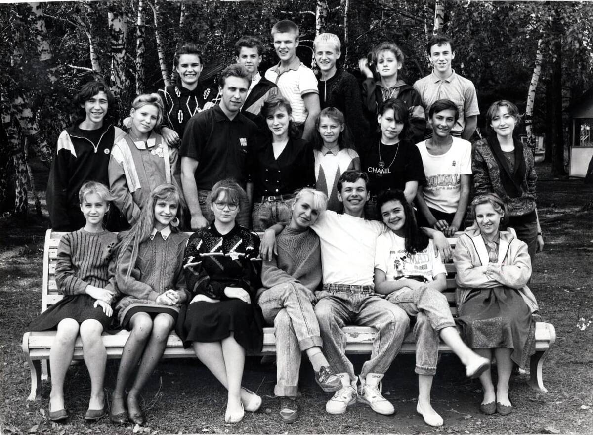 Тифлокомментарий. Черно-белая групповая фотография. В три ряда подростки. В центре наши комиссары: Виталий и Лана. В верхнем ряду самый высокий парень Сашка. Он мне очень нравился. Рядом тоже Сашка, но маленький