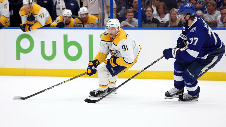    Форвард «Нэшвилла» Стивен Стэмкос (слева) и защитник «Тампы» Виктор Хедман в матче НХЛ 29 октября 2024 года.Kim Klement Neitzel-Imagn Images USA Today Sports