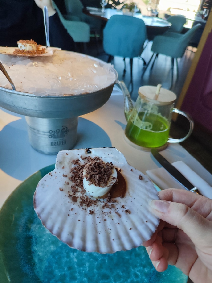 А тарелочка похожа на море!