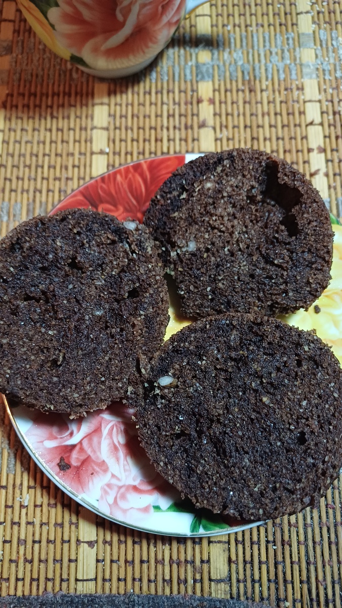 Вот в кружке испекла,1 минута с арахисовой мукой и семечками,осталось кремом смазать