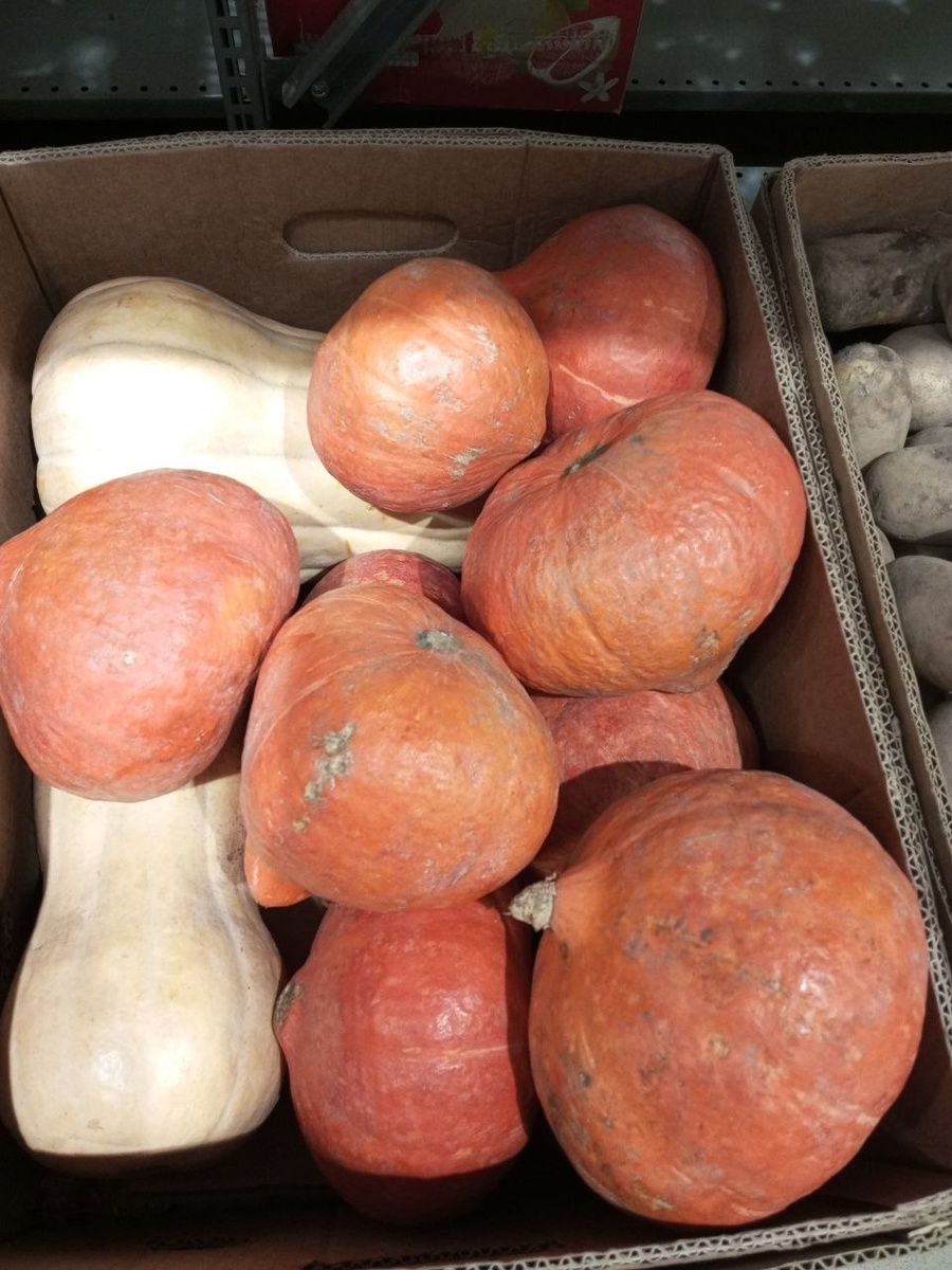 Тыквы ждут в магазине своего часа стать вкуснейшим супом