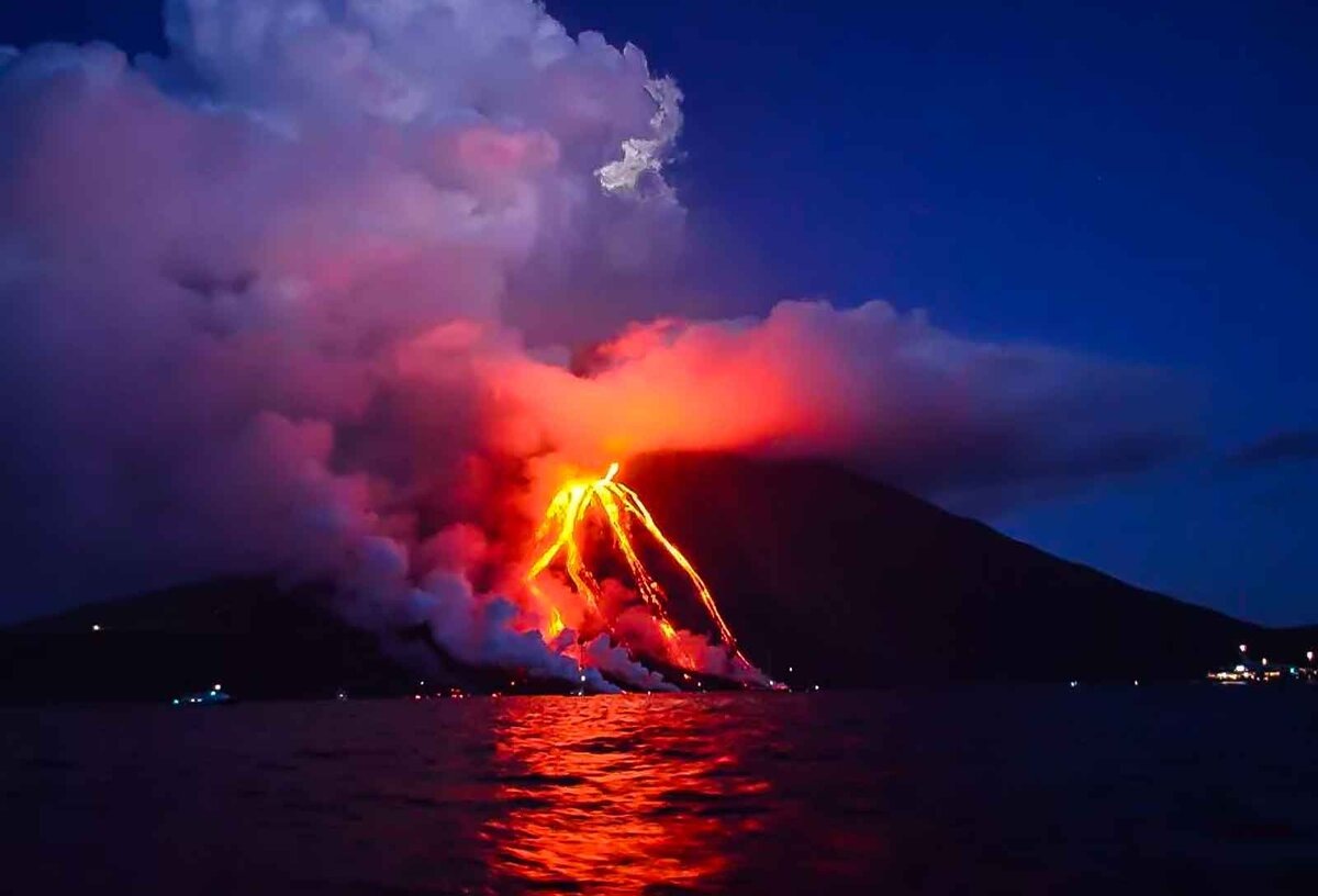 Проснувшийся вулкан Стромболи. Фото из открытых источников.