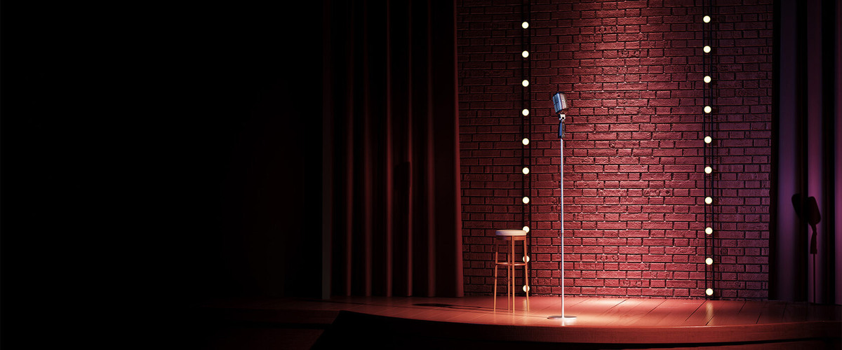 На сцене находится минимум декораций и реквизита. Только микрофон, стул и вода!