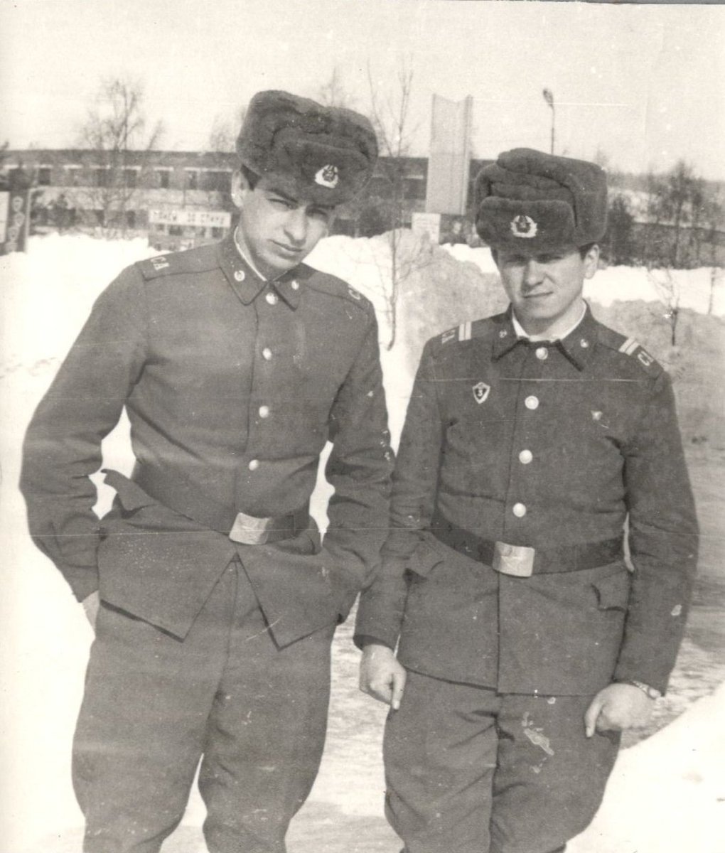 У рядового и мл. сержанта две разные шапки...