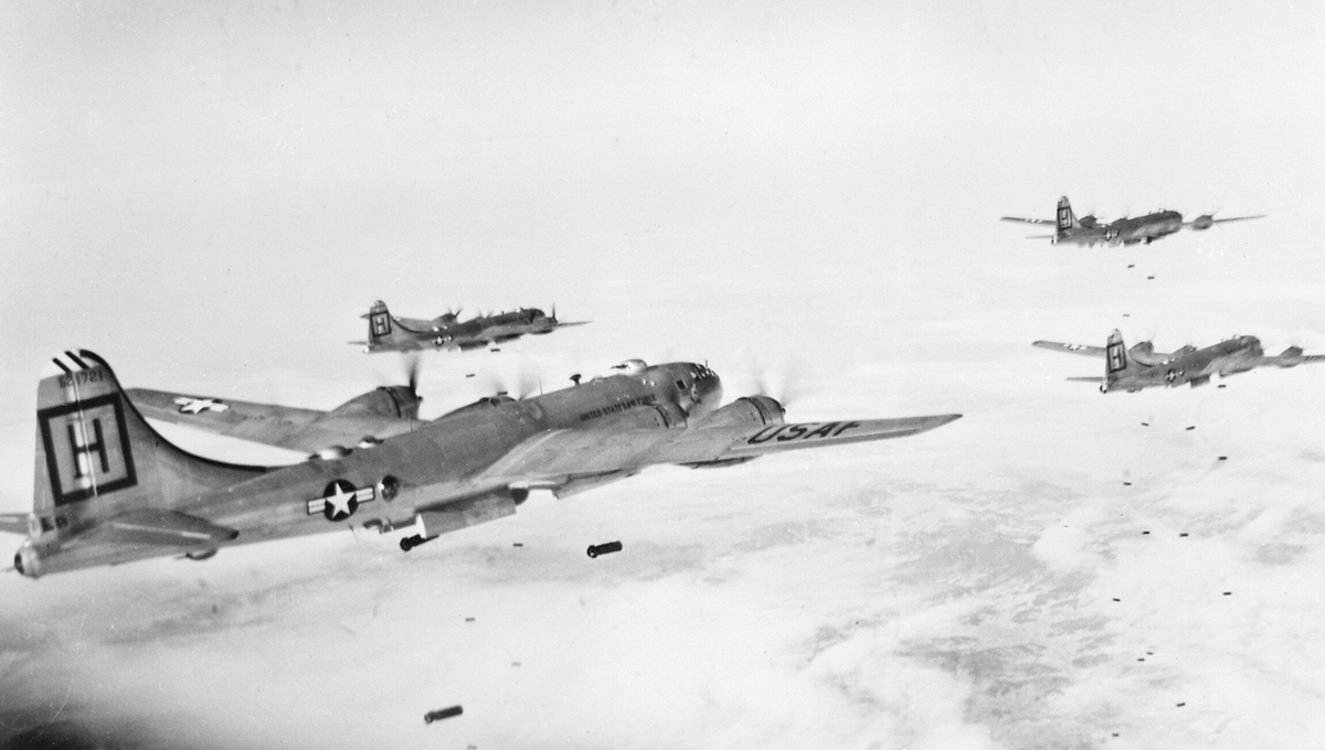 Американский бомбардировщик Boeing B-29 Superfortress на боевом курсе. Фото ВВС США.
