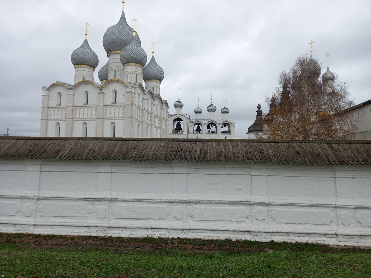 Успенский собор и знаменитая ростовская звонница. Фото автора 29.10.2024.