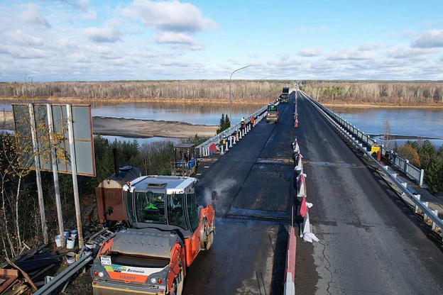    В Советском районе на мосту через Вятку уложили верхний слой асфальта