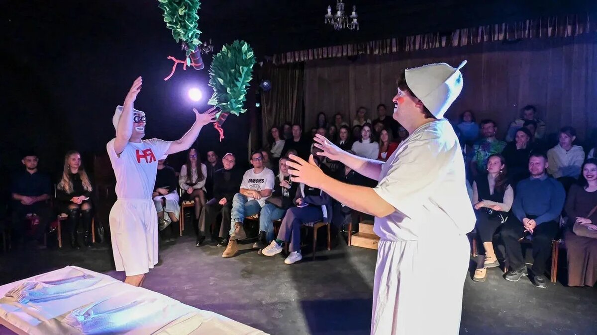 Малой (Никита Манылов) учится пар-мастерству у наставника (Станислав Хомков)  |Фото: Марат Муллыев