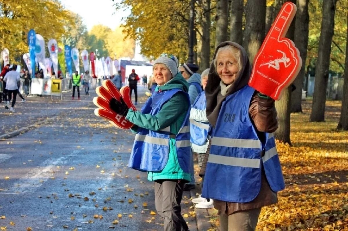   Серебряные волонтёры на Кубке губернатора по бегу подскажут, куда бежать дальше.