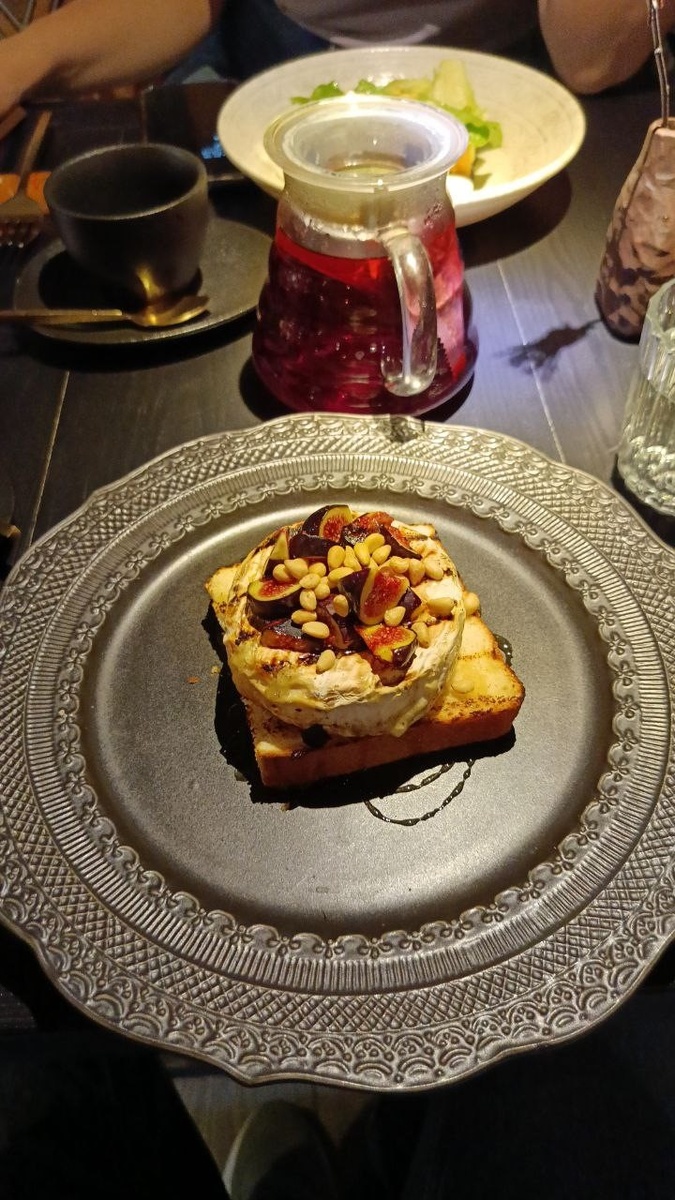 Камамбер с инжиром