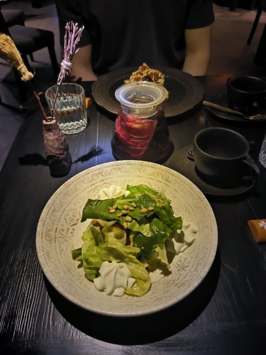 Салат с инжиром и кремом из козьего сыра