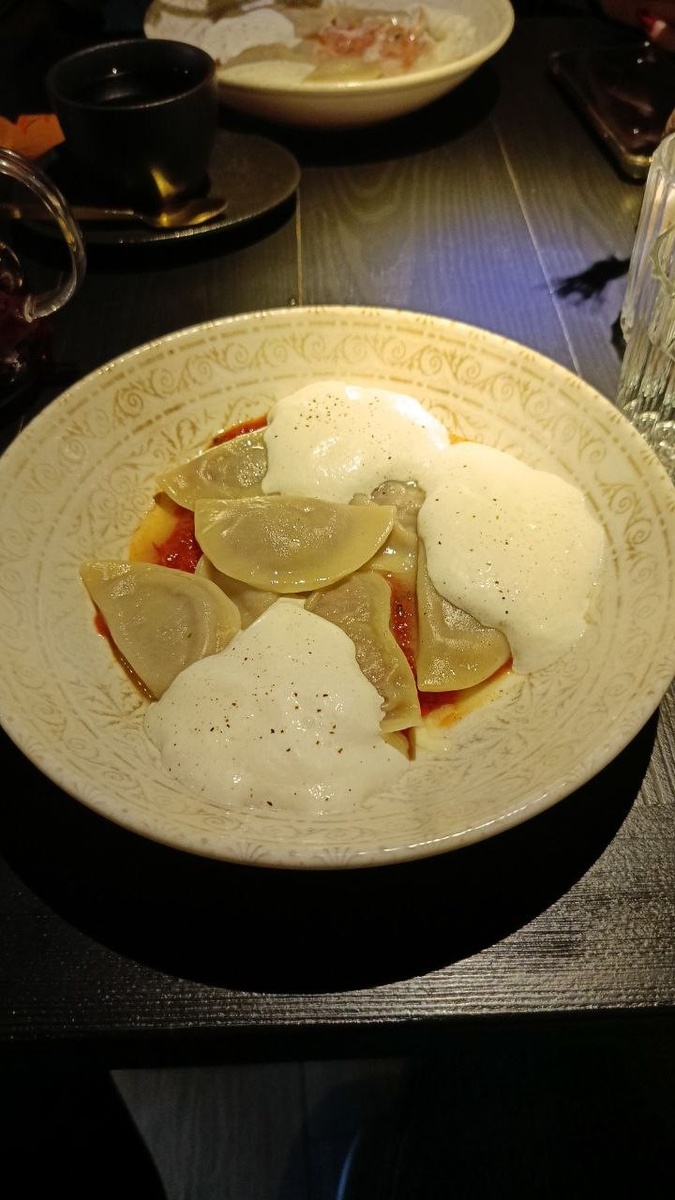 Вареники с томленой говядиной и томатным соусом