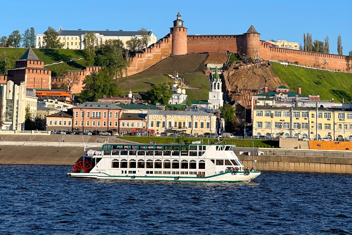 Прогулочный теплоход «ДоброходЪ» в акватории Нижнего Новгорода
