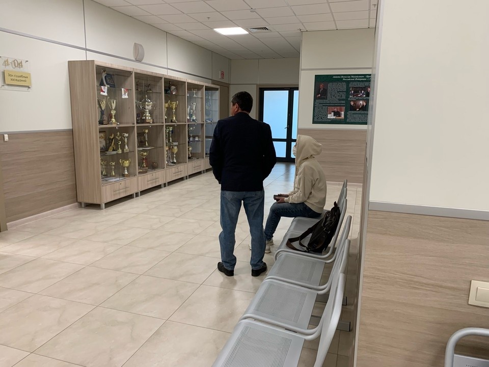 Тетя Юлианы и Сергея и адвокат семьи избегали фотокамер и отказались от любых комментариев