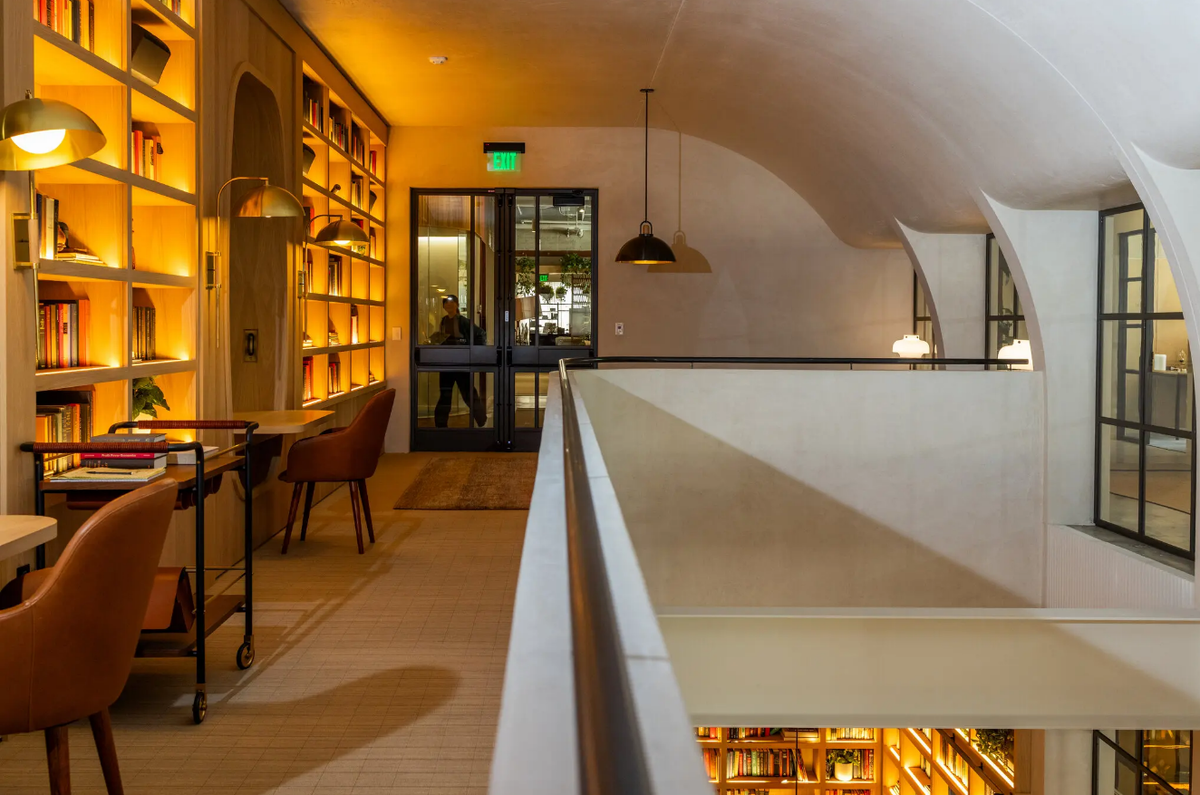 Офис OpenAI напоминает красивую и современную библиотеку - центр знаний. Источник: The New York Times / nytimes.com