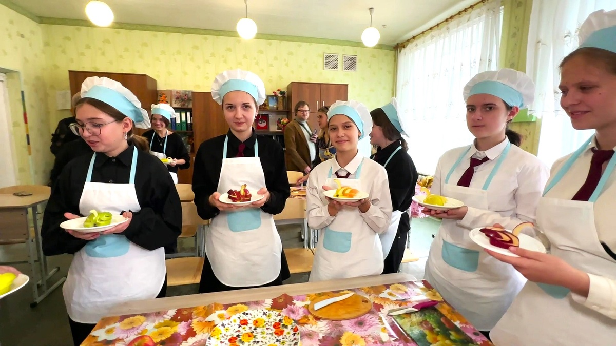    Яблочные лебеди, апельсиновые пальмы: ученикам макеевской школы рассказывают о вкусной и здоровой пище