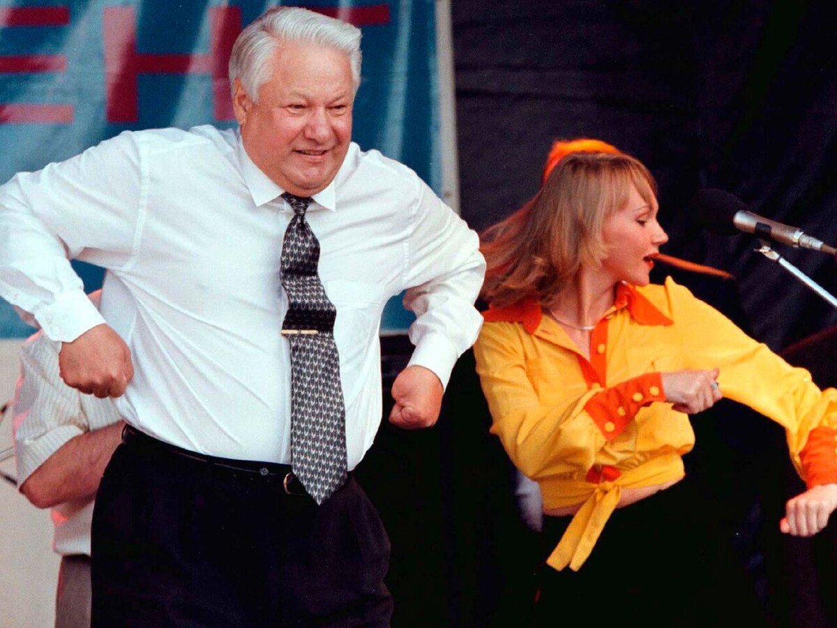 Страна летит в пропасть, а Бориска пляшет гусем пьяным