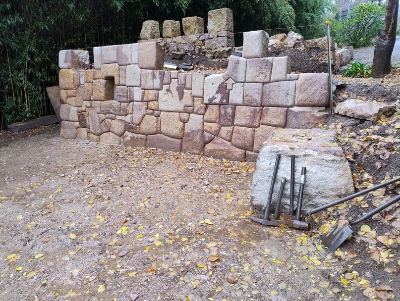 Стена Брента Кларка в процессе постройки