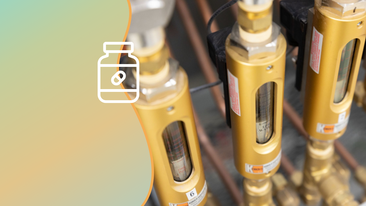 Лекарство уже начали поставлять в онкологические центры России. Коллаж: медиацентр УрФУ.