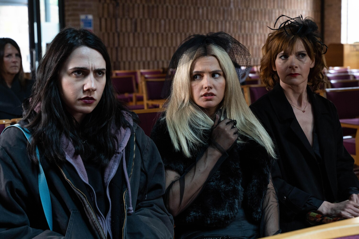 Сериал «Эти храбрые девочки»: новая чёрная комедия о семье, травмах и поиске себя