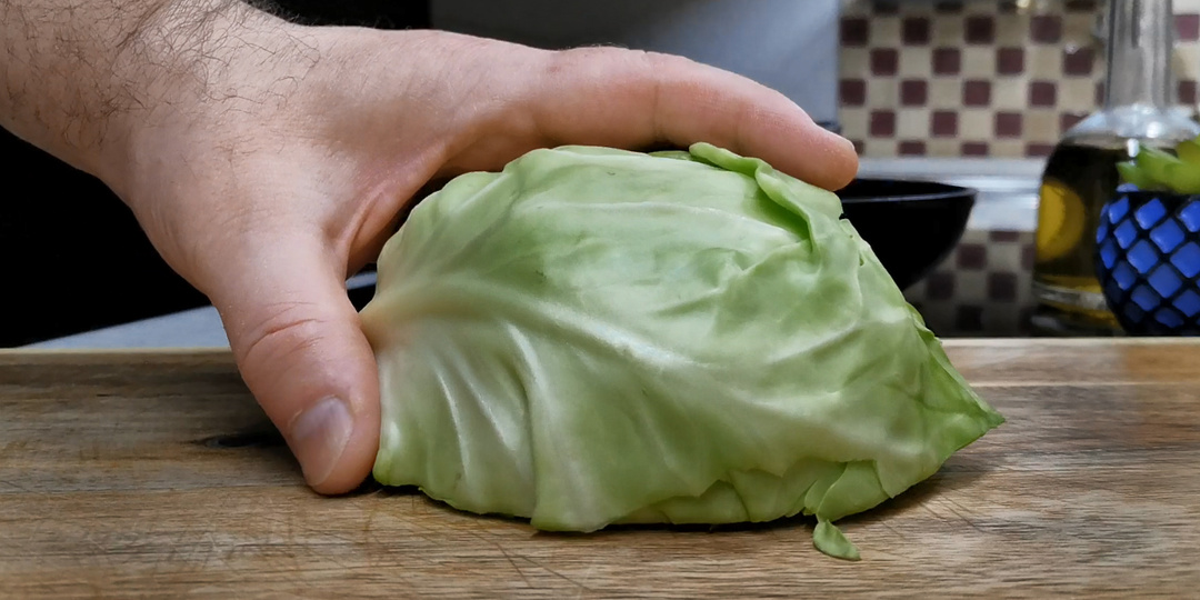 Никогда не ел более интересного и вкусного салата из капусты. Как один раз попробовал по-грузински, так теперь готовлю на все праздники