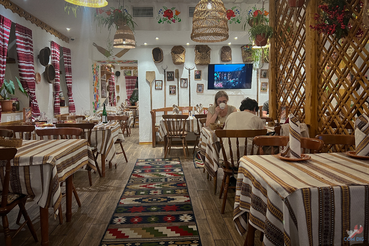 Внутри одного из сетевых ресторанов "Корчма" 