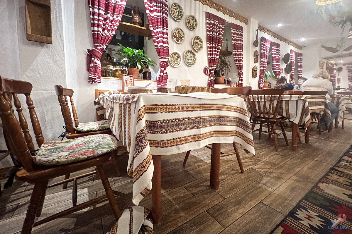 Внутри одного из сетевых ресторанов "Корчма" 