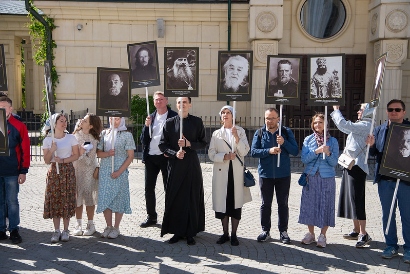  Прихожане Сретенского монастыря с портретами новомучеников в годовщину великого освящения Собора новомучеников 25 мая 2024 года.