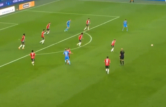 Матч "Зенит"-"Локомотив". На фото видно, как железнодорожники присели...