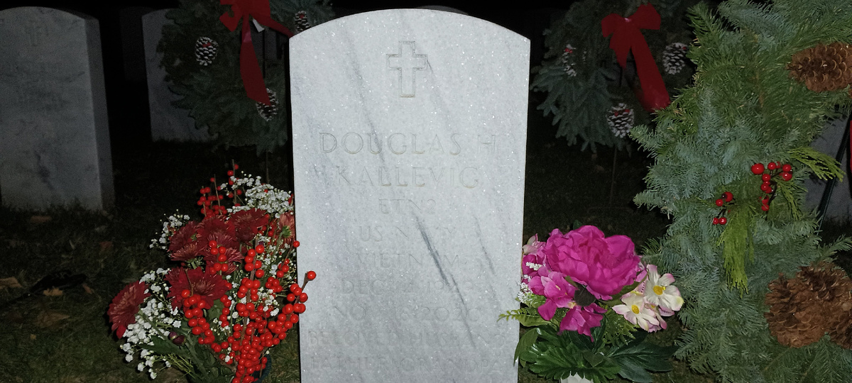 Памятник на военном кладбище