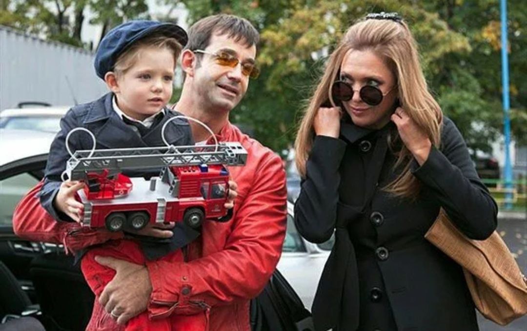 на фото Дмитрий Певцов и Ольга Дроздова с сыном