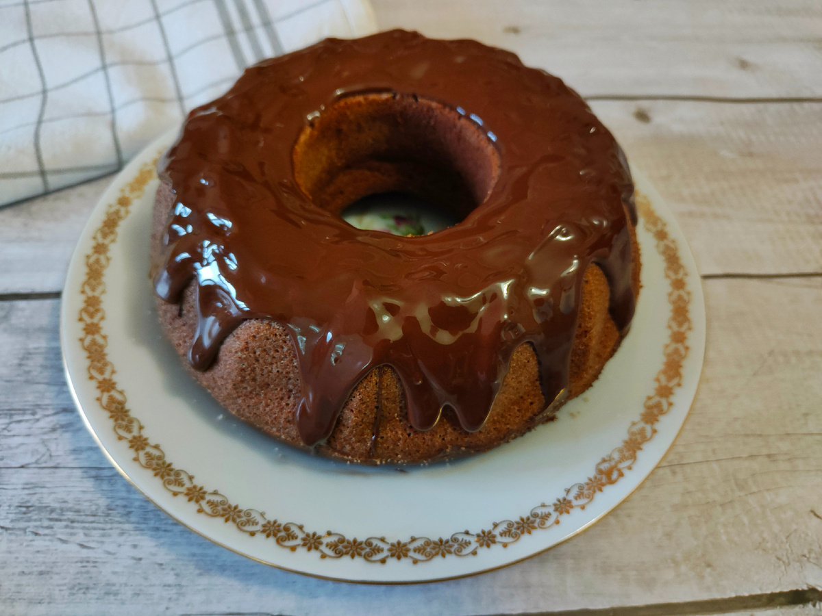 Чем мне нравятся кексы на кефире, сметане или йогурте, так это тем, что они получаются влажные, пропитанные внутри, совсем не сухие. Этот кекс на вкус очень напоминает пирожное брауни 🤤