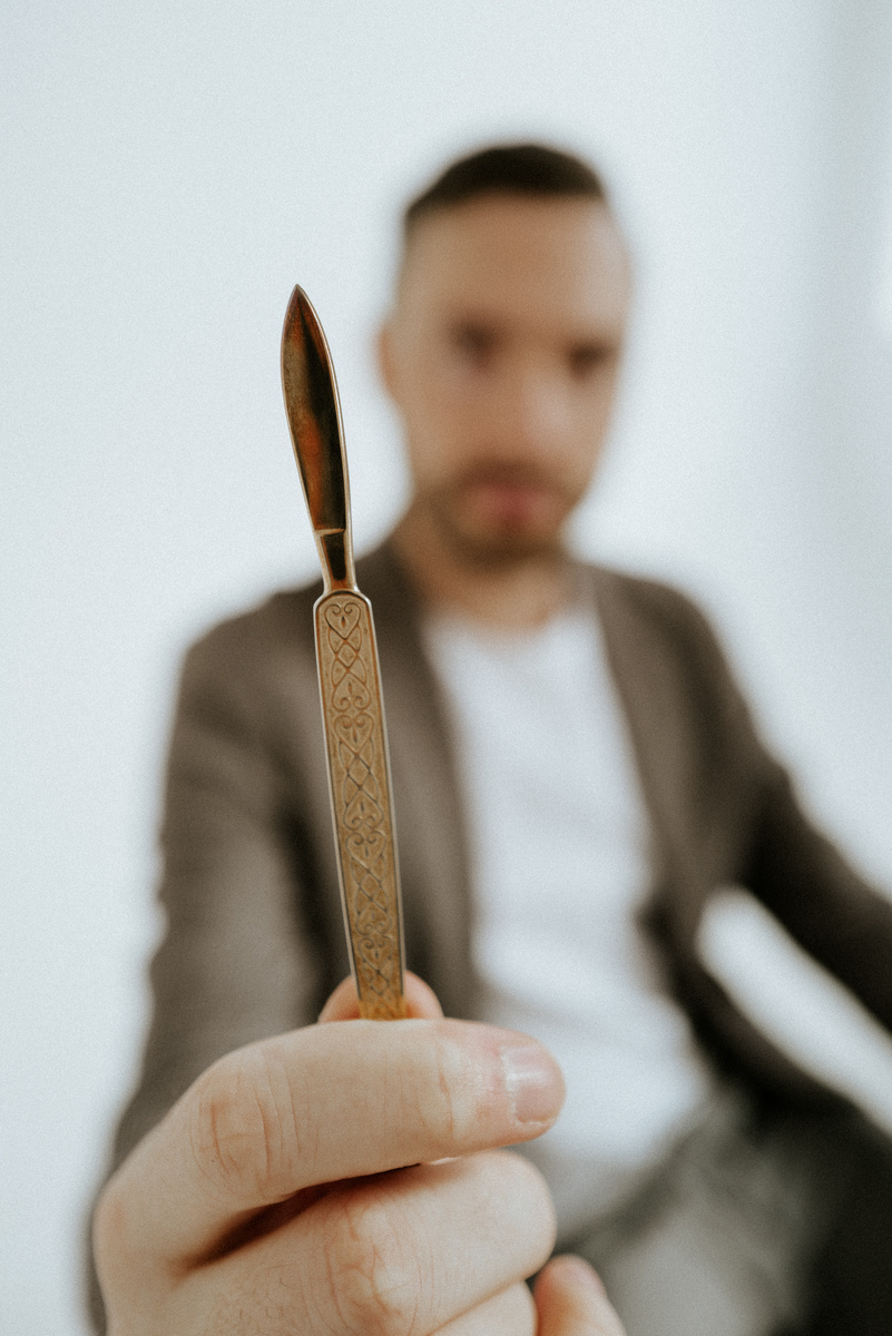 Моя маленькая реликвия - золотой скальпель, подаренный друзьями на окончание медицинского университета. 