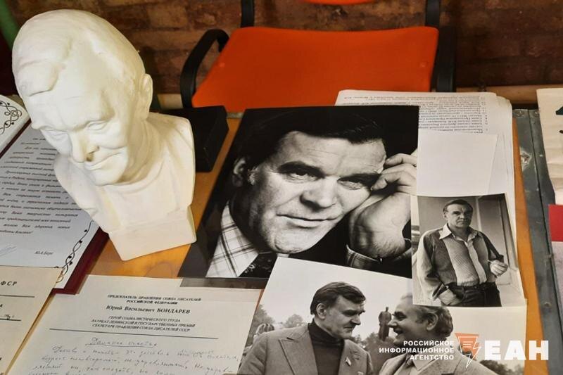    ЕАН / Документы писателя Юрия Бондарева отправились в музей и архив