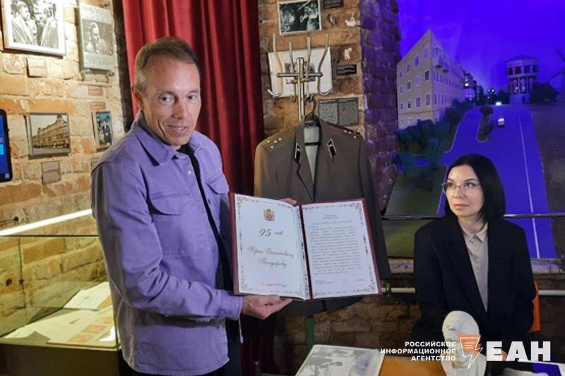    ЕАН/Игорь Храмов рассказывает об экспонатах и документах